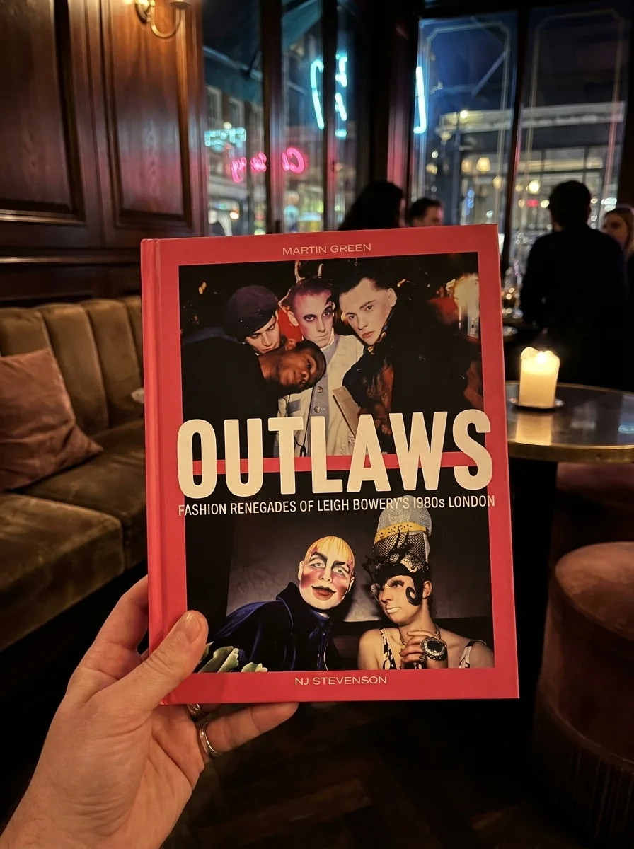 Outlaws — Martin Green, обкладинка