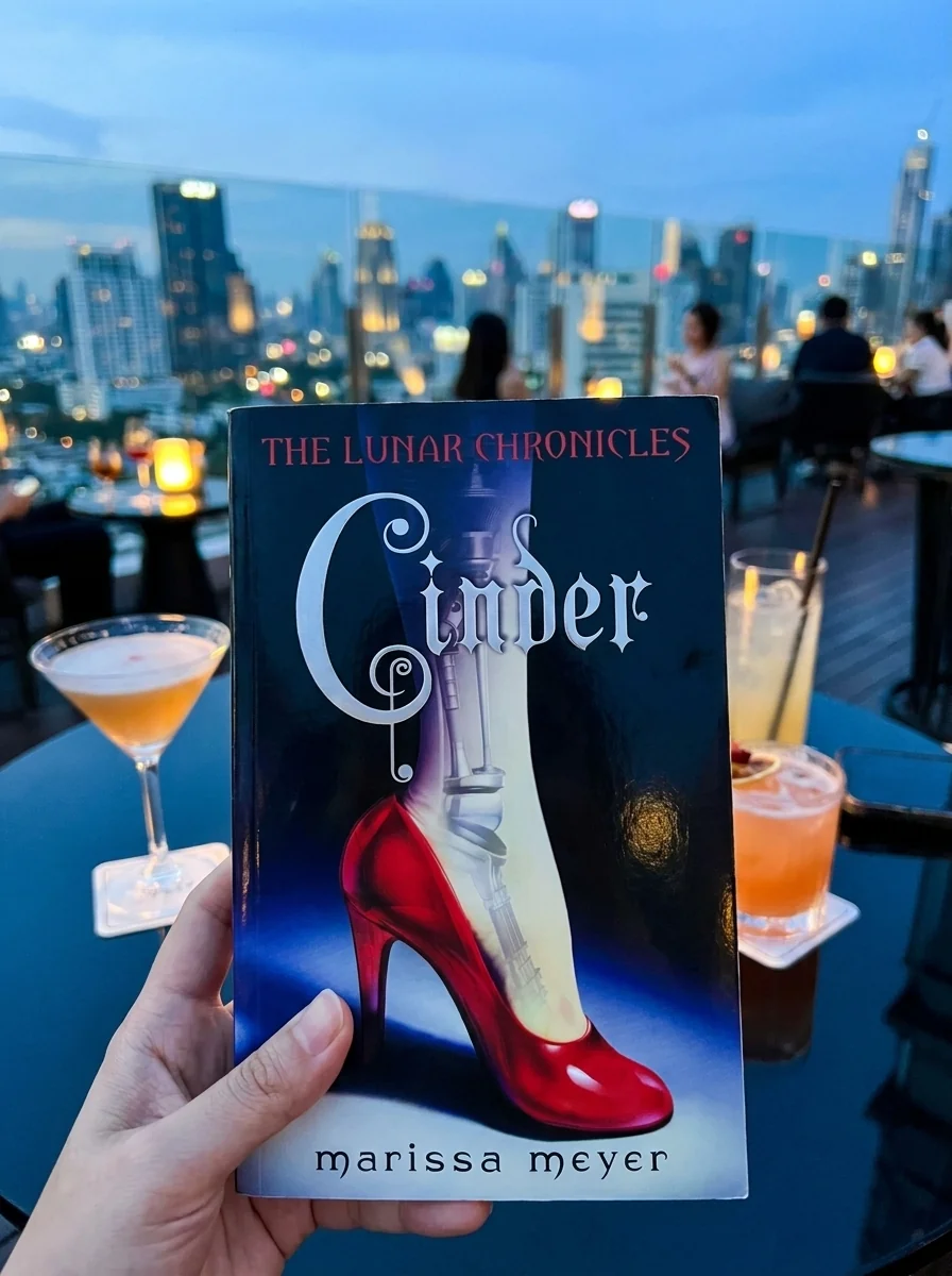 The Lunar Chronicles. Cinder — Марісса Маєр, обкладинка