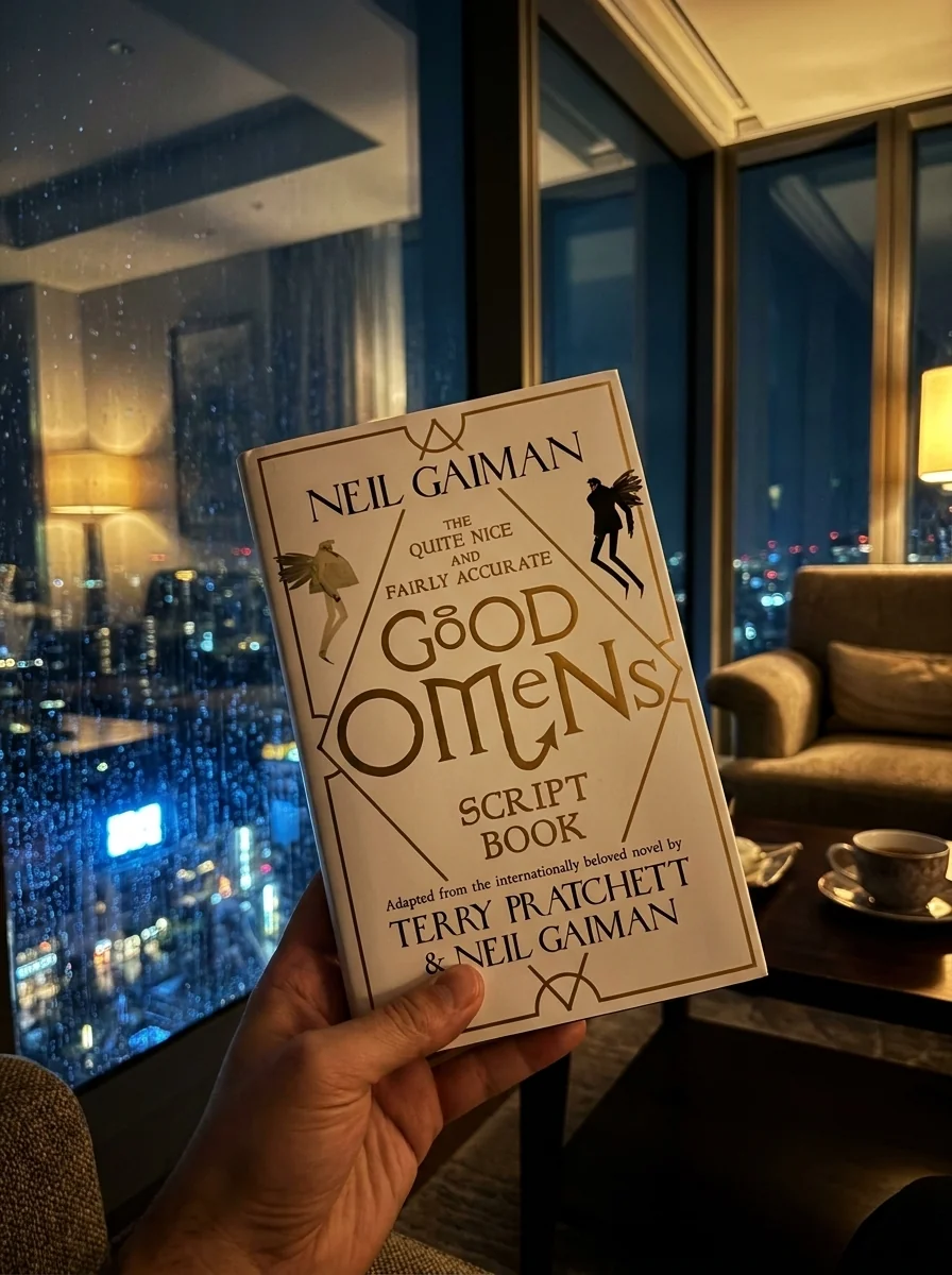 The Quite Nice and Fairly Accurate Good Omens Script Book — Ніл Ґейман, обкладинка