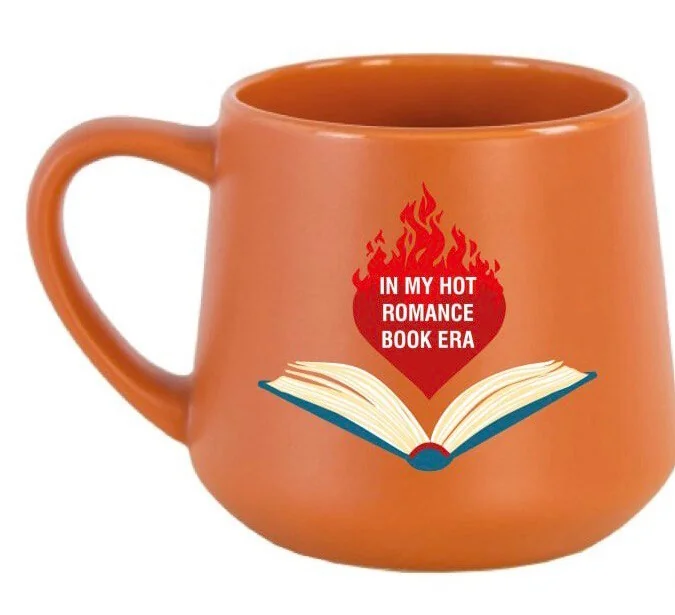 Горнятко керамічне «In my hot romance book era» — Книжковий мерч